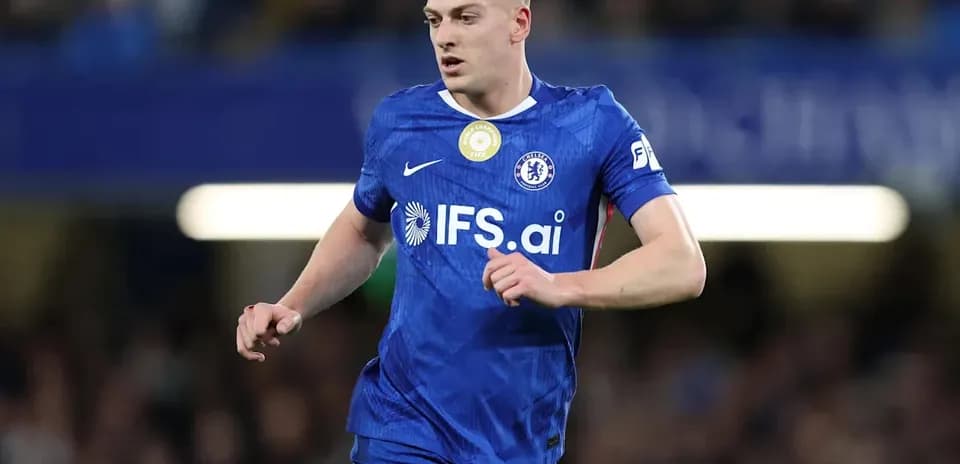 Jugador de Chelsea corriendo durante el partido