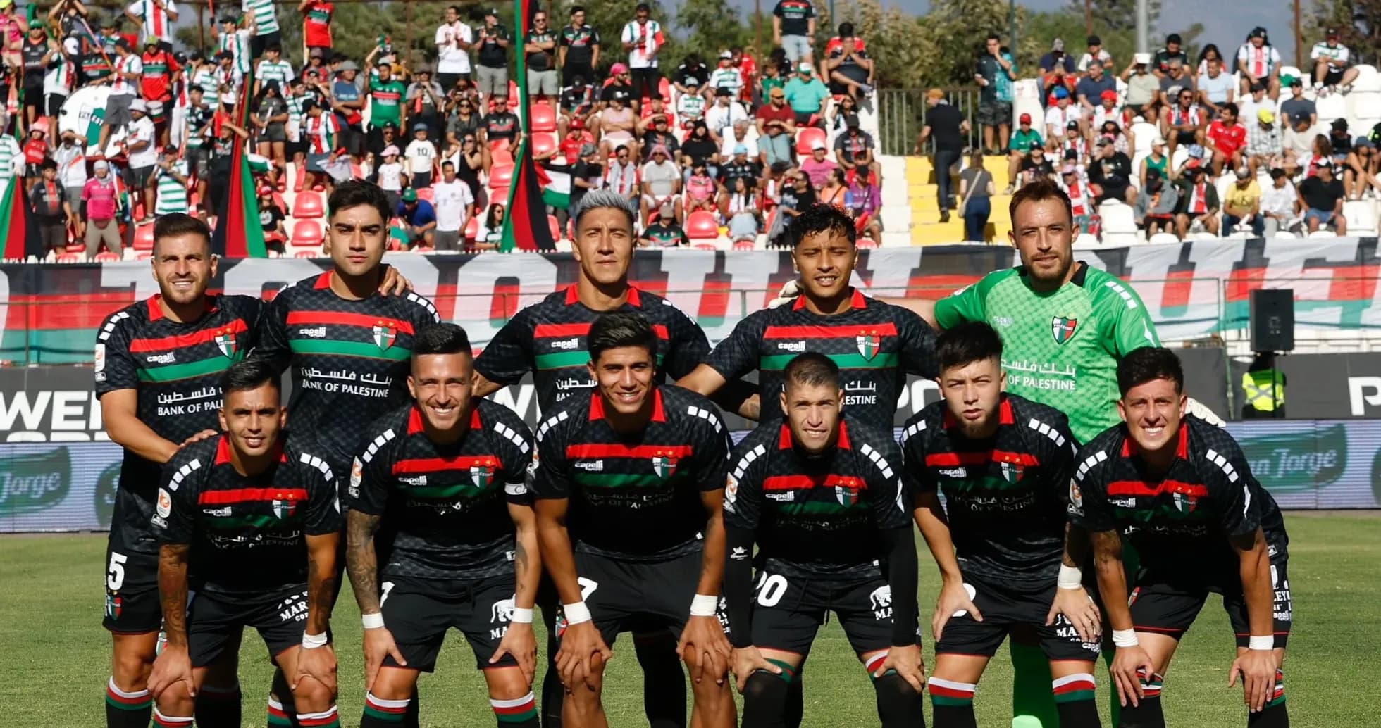 Equipo de Palestino posando para la foto