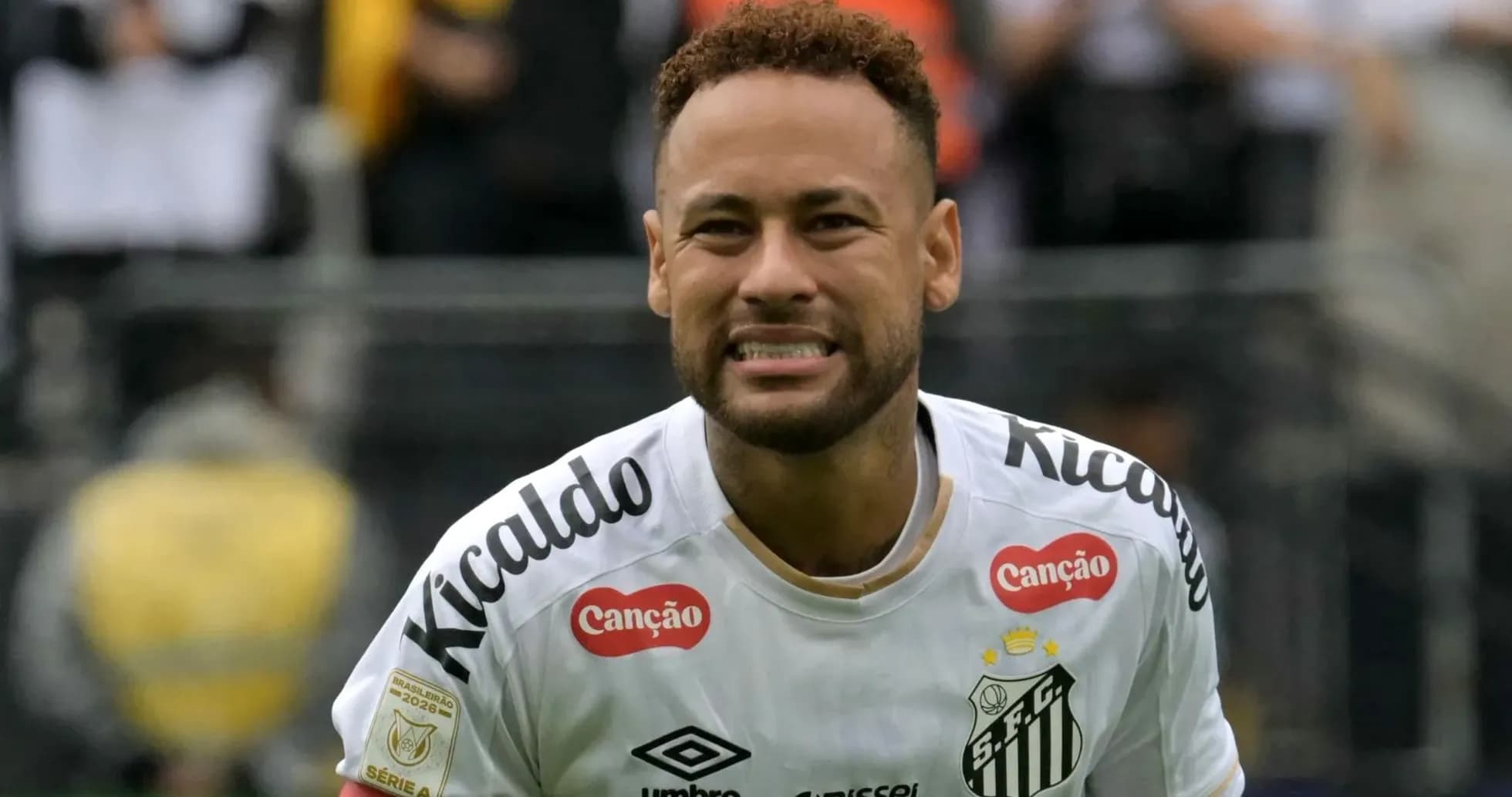 Neymar jugando con camiseta del Santos en el campo