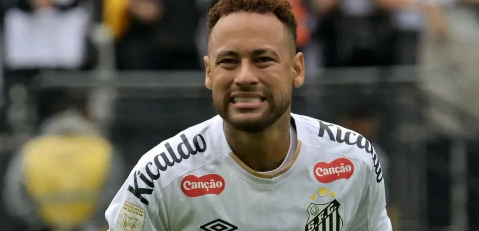 Neymar jugando con camiseta del Santos en el campo