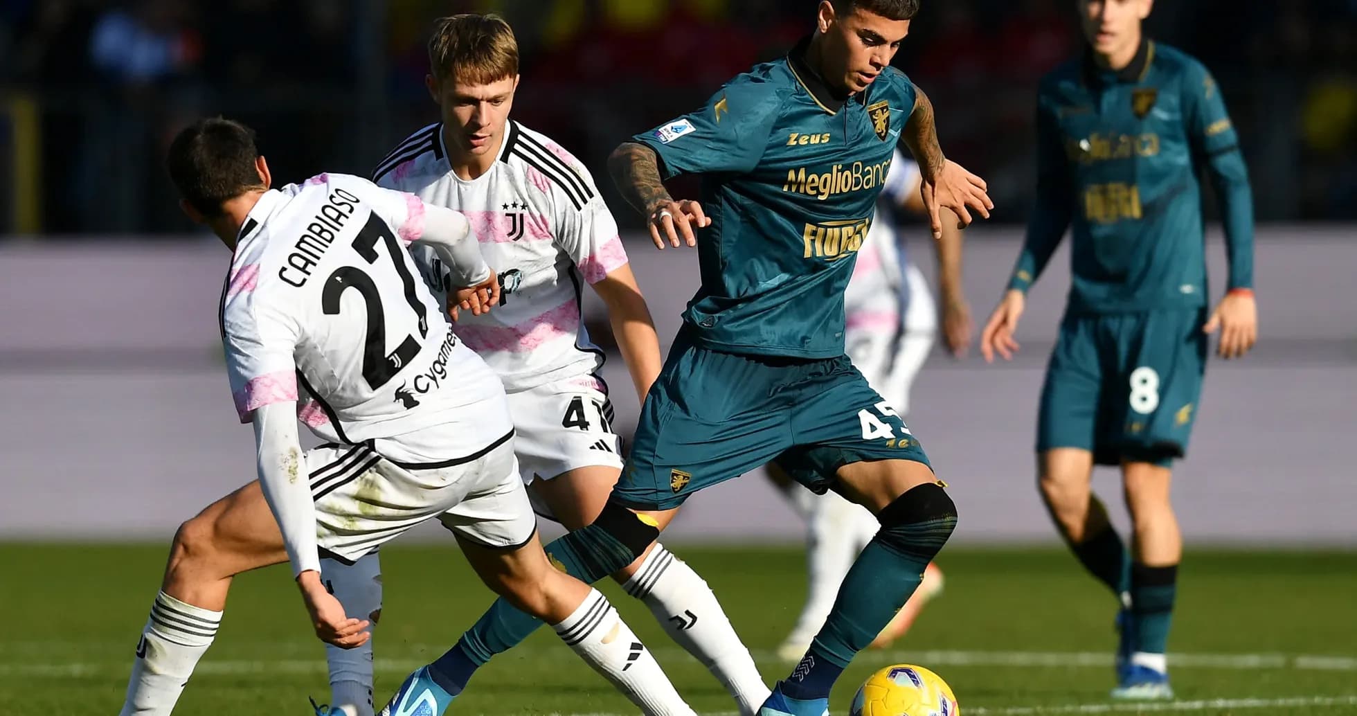 Jugadores compiten por el balón en el partido
