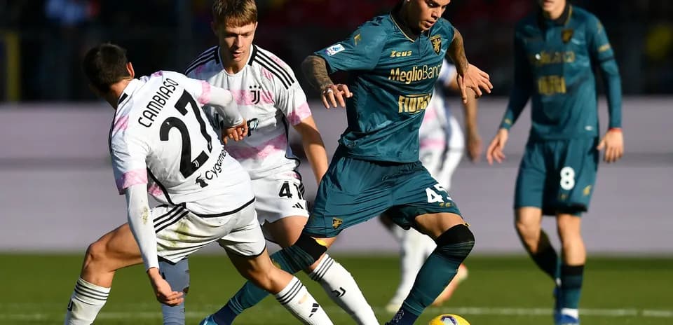 Jugadores compiten por el balón en el partido
