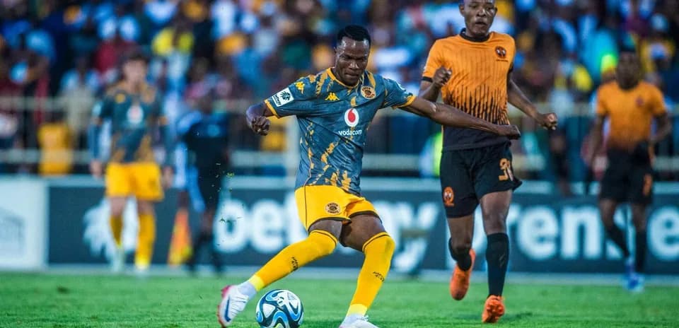 Jugador de Kaizer Chiefs controlando el balón en partido