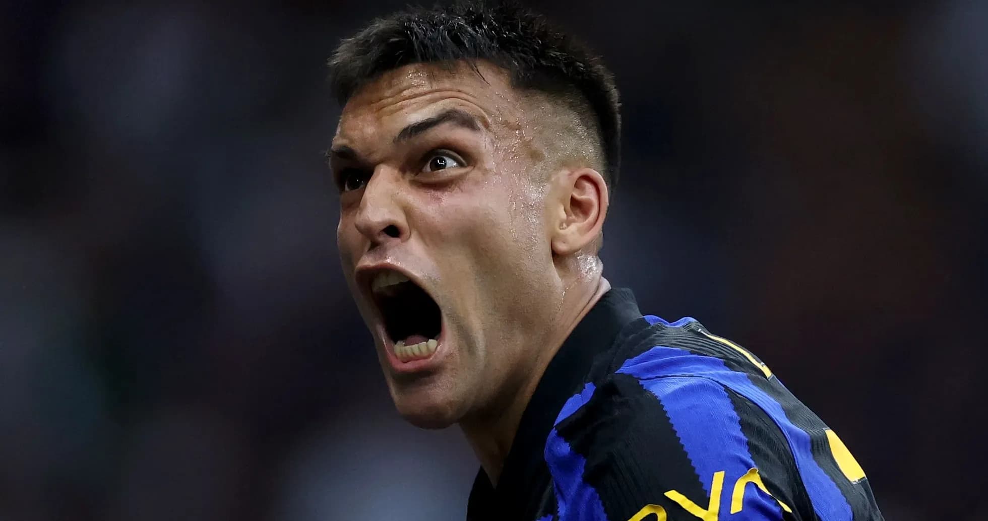 Jugador celebrando un gol con entusiasmo en el campo