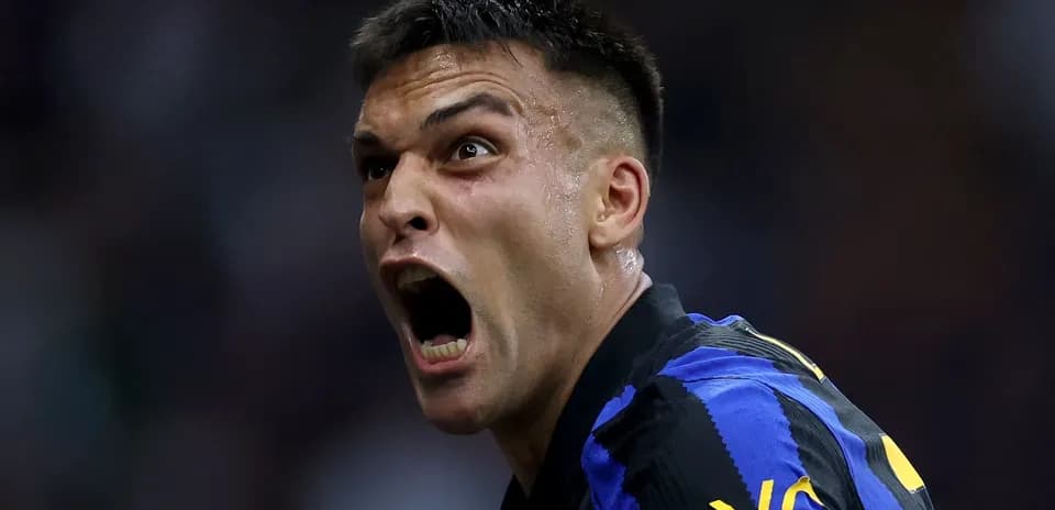 Jugador celebrando un gol con entusiasmo en el campo