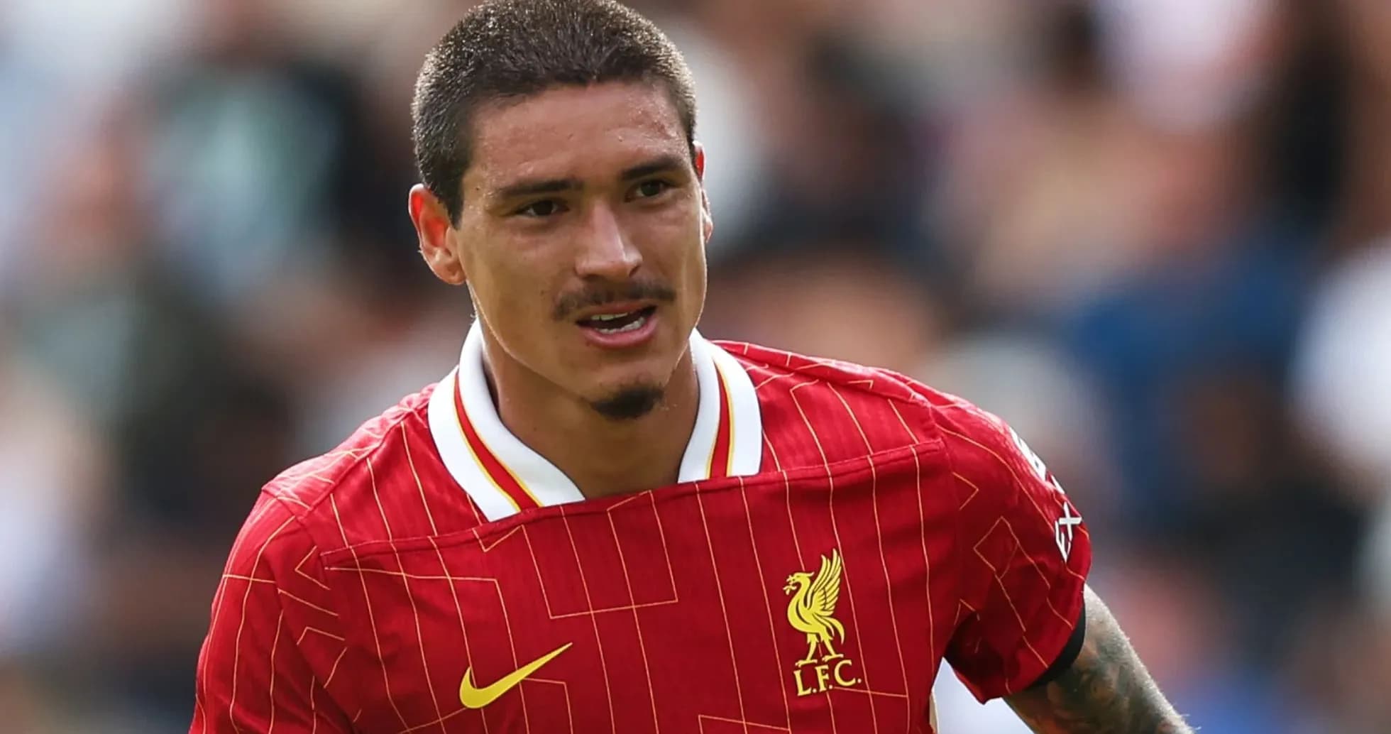 Jugador de Liverpool corriendo en el campo de fútbol