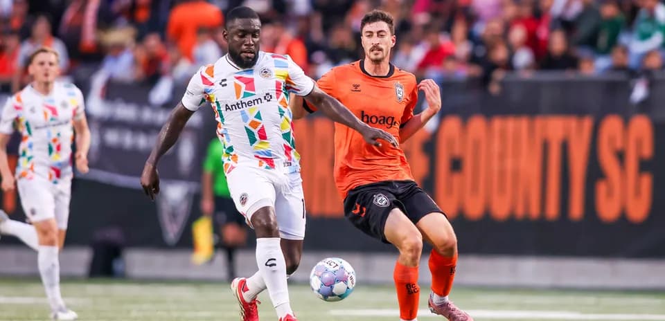 Jugador del Oakland Roots corriendo con el balón
