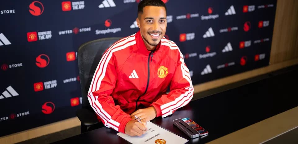 Jugador firmando contrato con el Manchester United