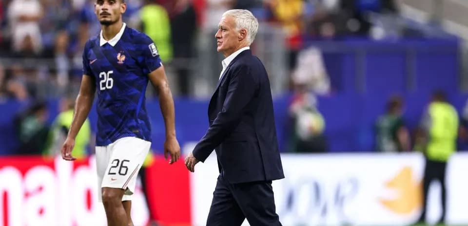 Jugador de Francia y entrenador caminando por el campo