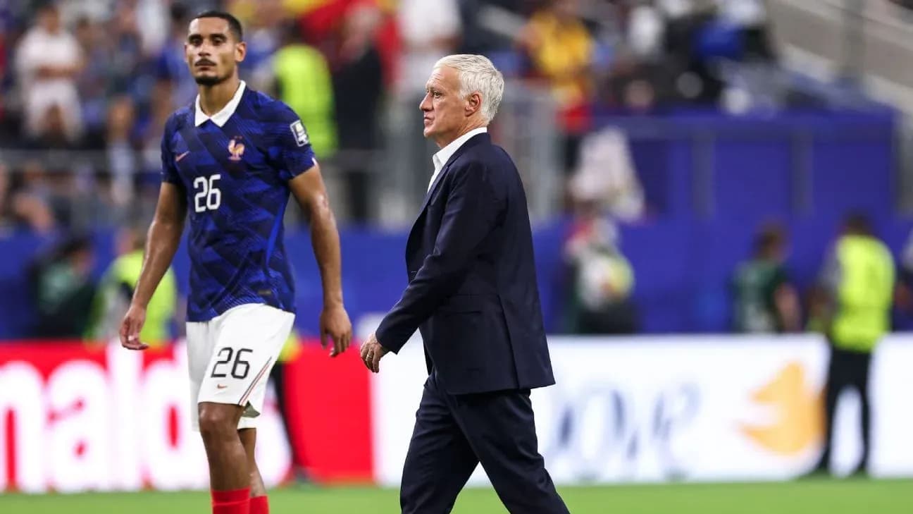 Jugador de Francia y entrenador caminando por el campo