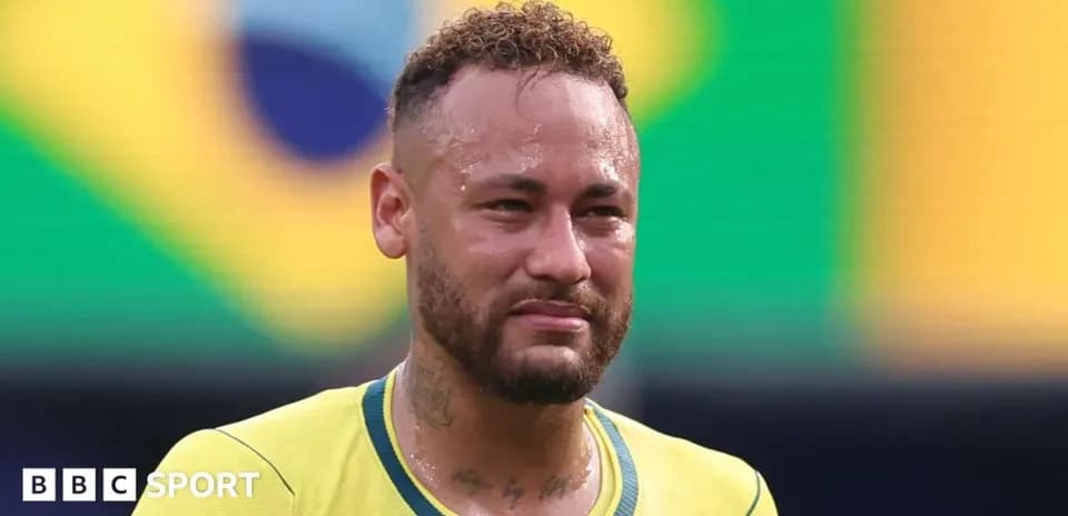 Neymar en camiseta amarilla de Brasil durante partido