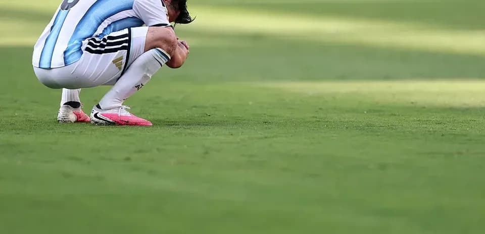 Jugador arrodillado en el campo tras partido