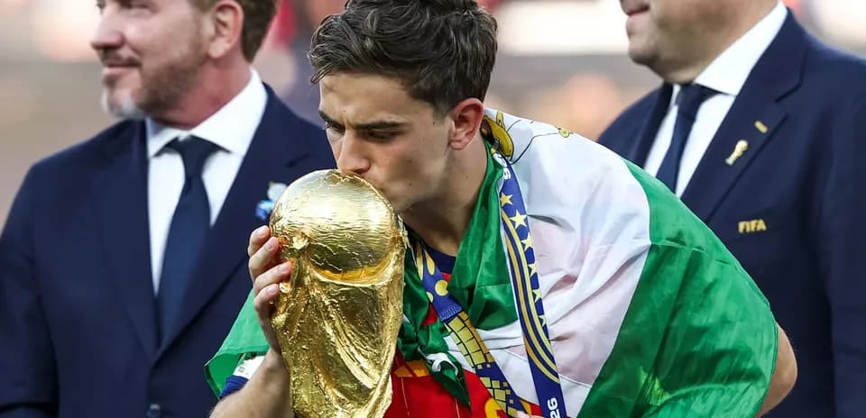 Jugador besando la Copa del Mundo en celebración
