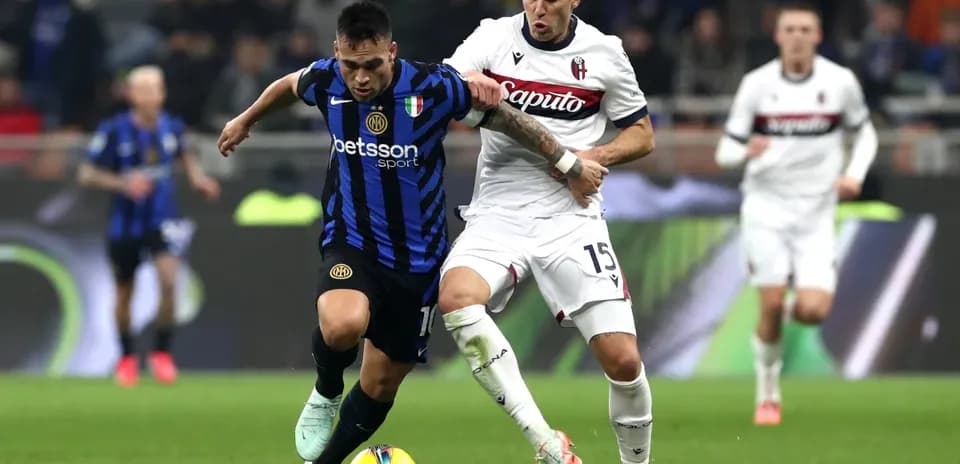Luchador de Bologna e Inter durante el partido
