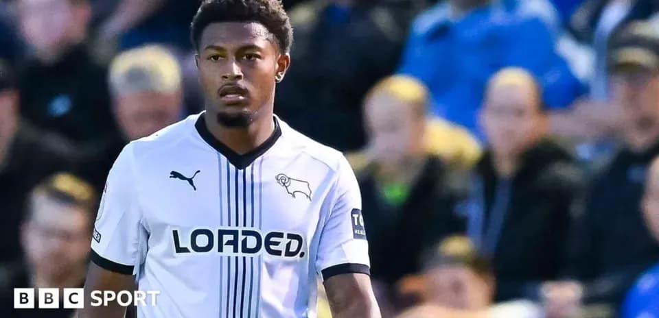 Jugador de Derby County en acción durante partido