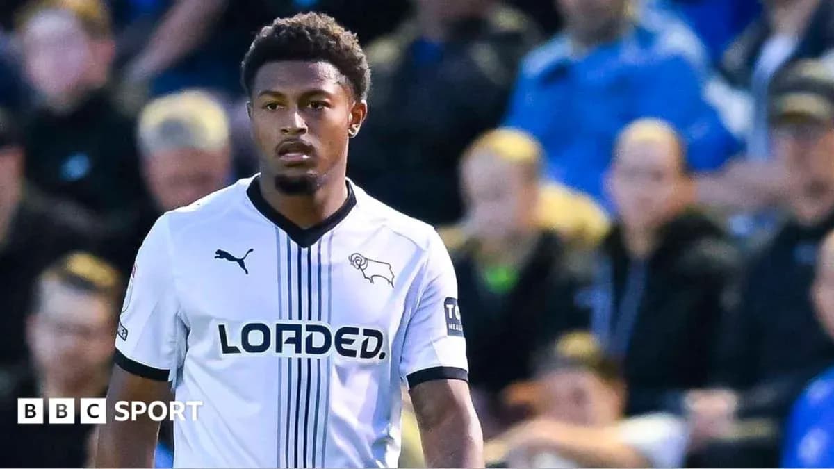 Jugador de Derby County en acción durante partido