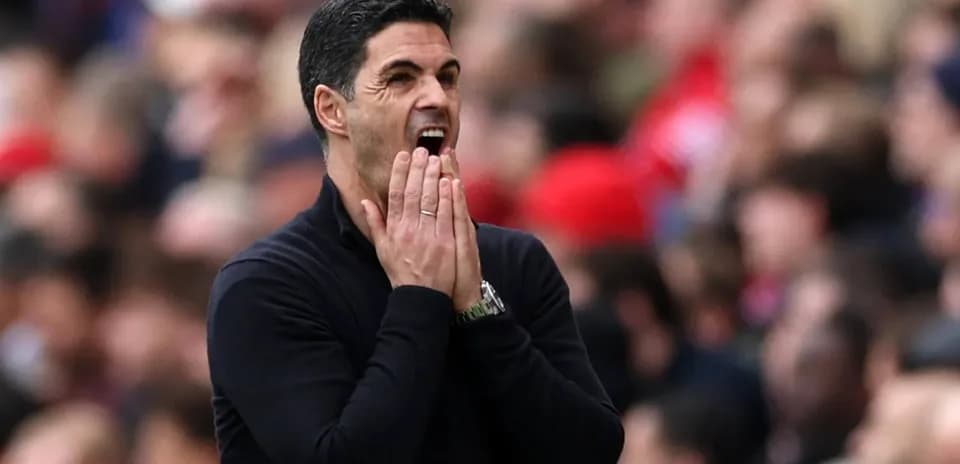 Entrenador gesticulando durante un partido en estadio