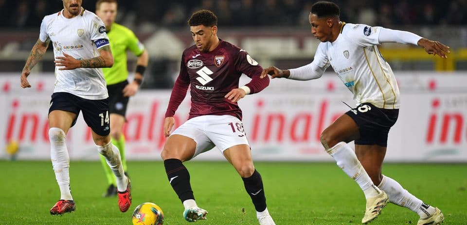 Jugadores de Cagliari y Torino compitiendo por el balón