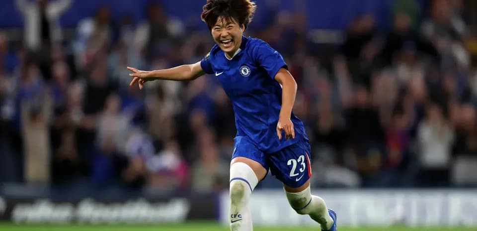 Jugadora del Chelsea celebrando un gol en el partido