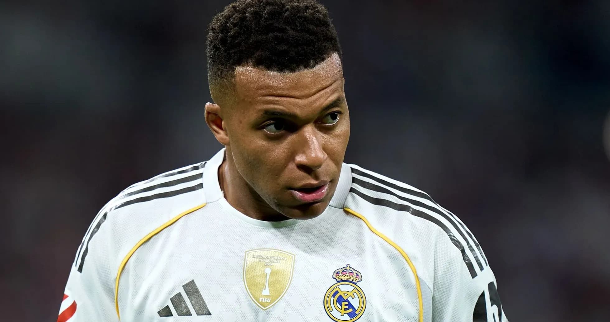 Jugador de fútbol con camiseta de Real Madrid