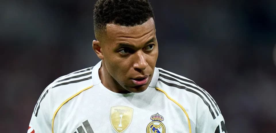 Jugador de fútbol con camiseta de Real Madrid