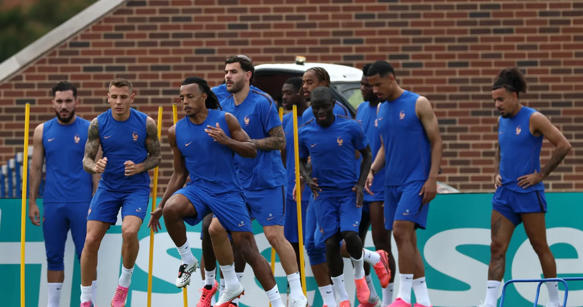 Jugadores de Francia entrenando en el campo