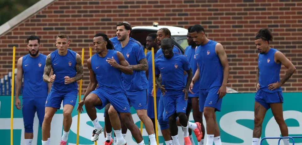 Jugadores de Francia entrenando en el campo