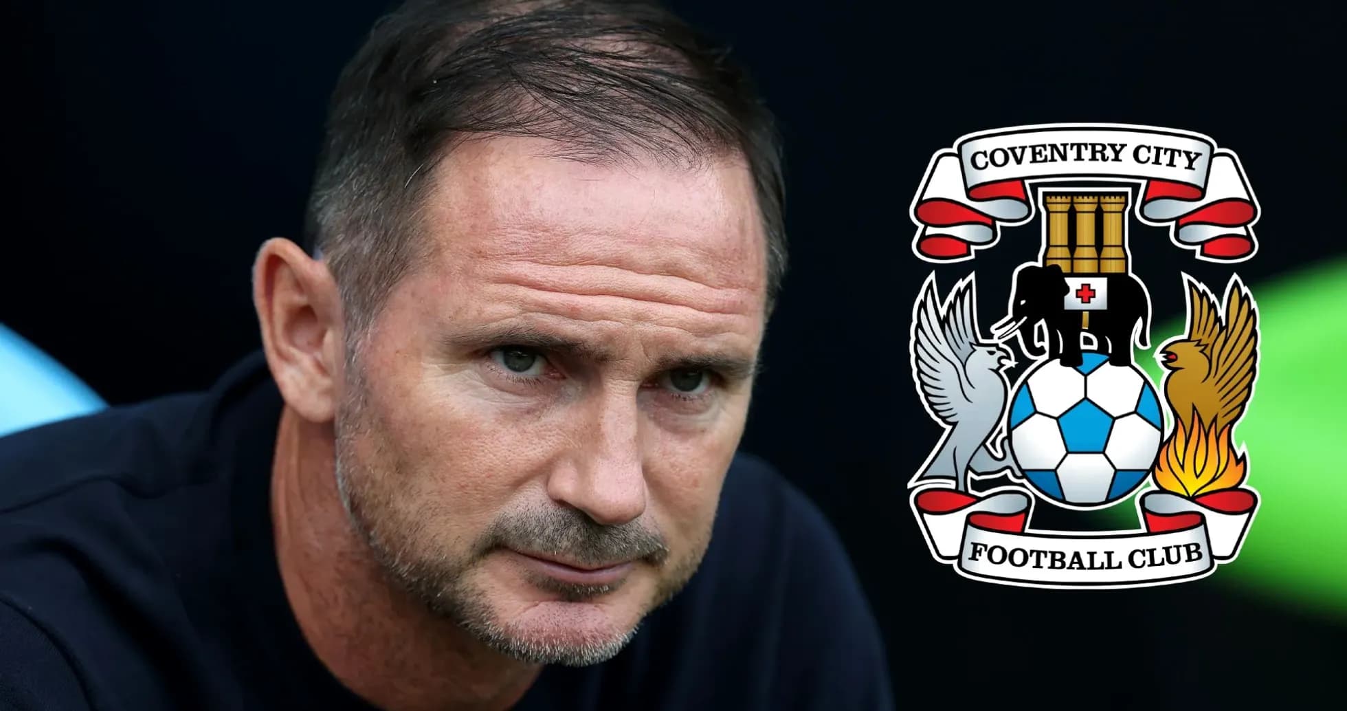 Entrenador en primer plano junto al escudo de Coventry City