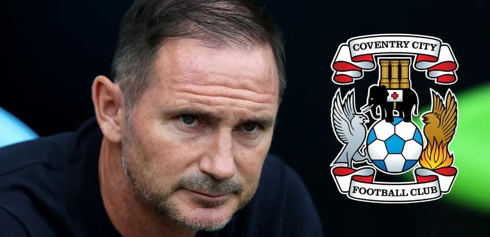 Entrenador en primer plano junto al escudo de Coventry City