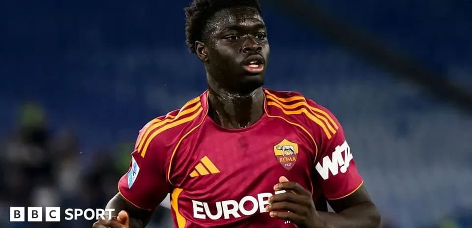 Jugador de la Roma corriendo en el campo de fútbol
