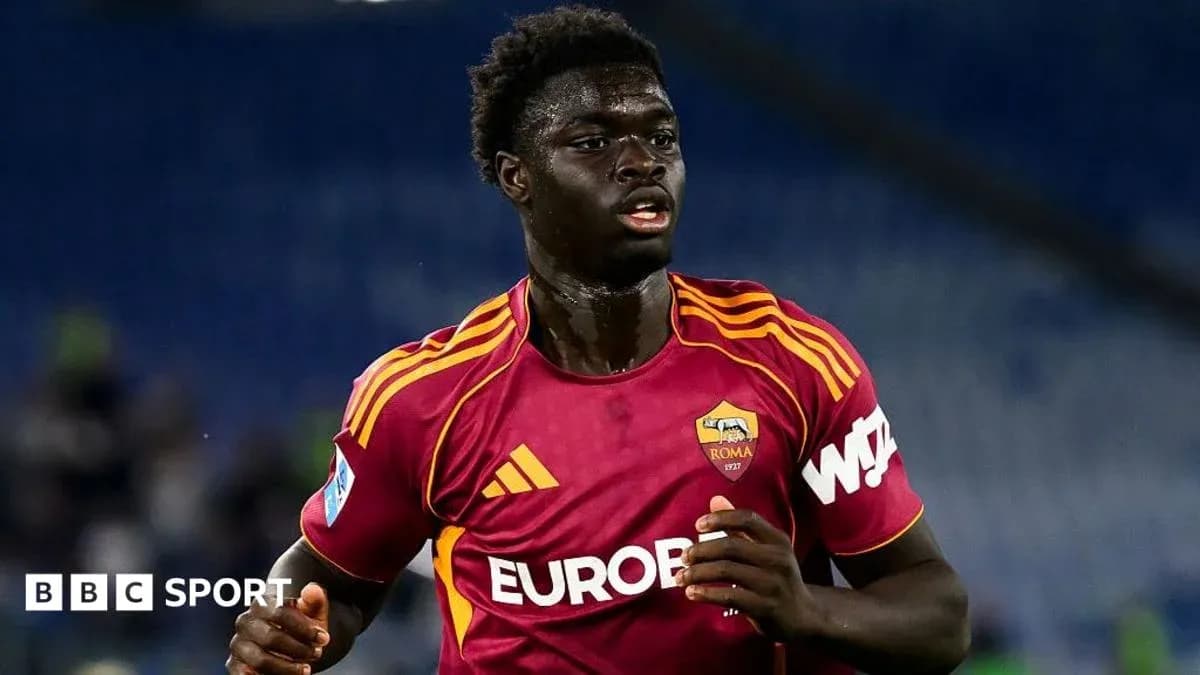 Jugador de la Roma corriendo en el campo de fútbol