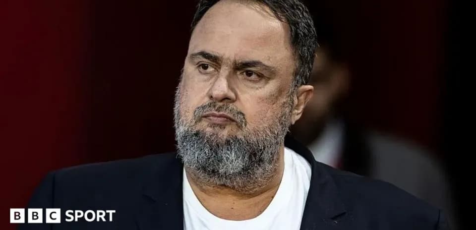 Hombre con barba y traje observando atentamente