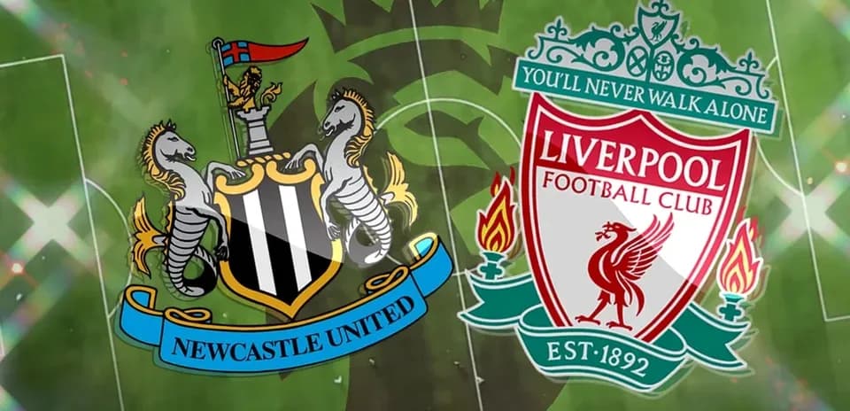 Logos de Newcastle United y Liverpool FC en el campo