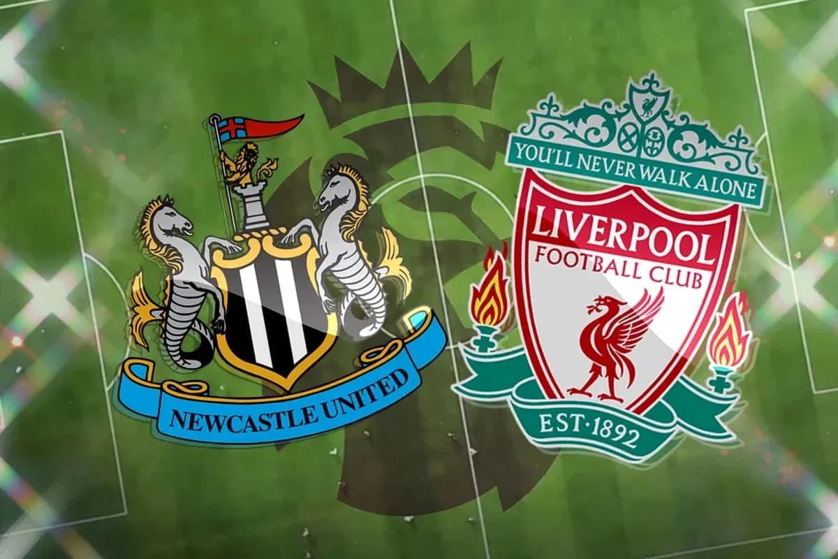 Logos de Newcastle United y Liverpool FC en el campo