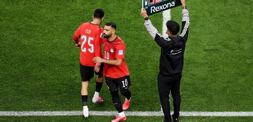 Cambio de jugadores en el partido de fútbol