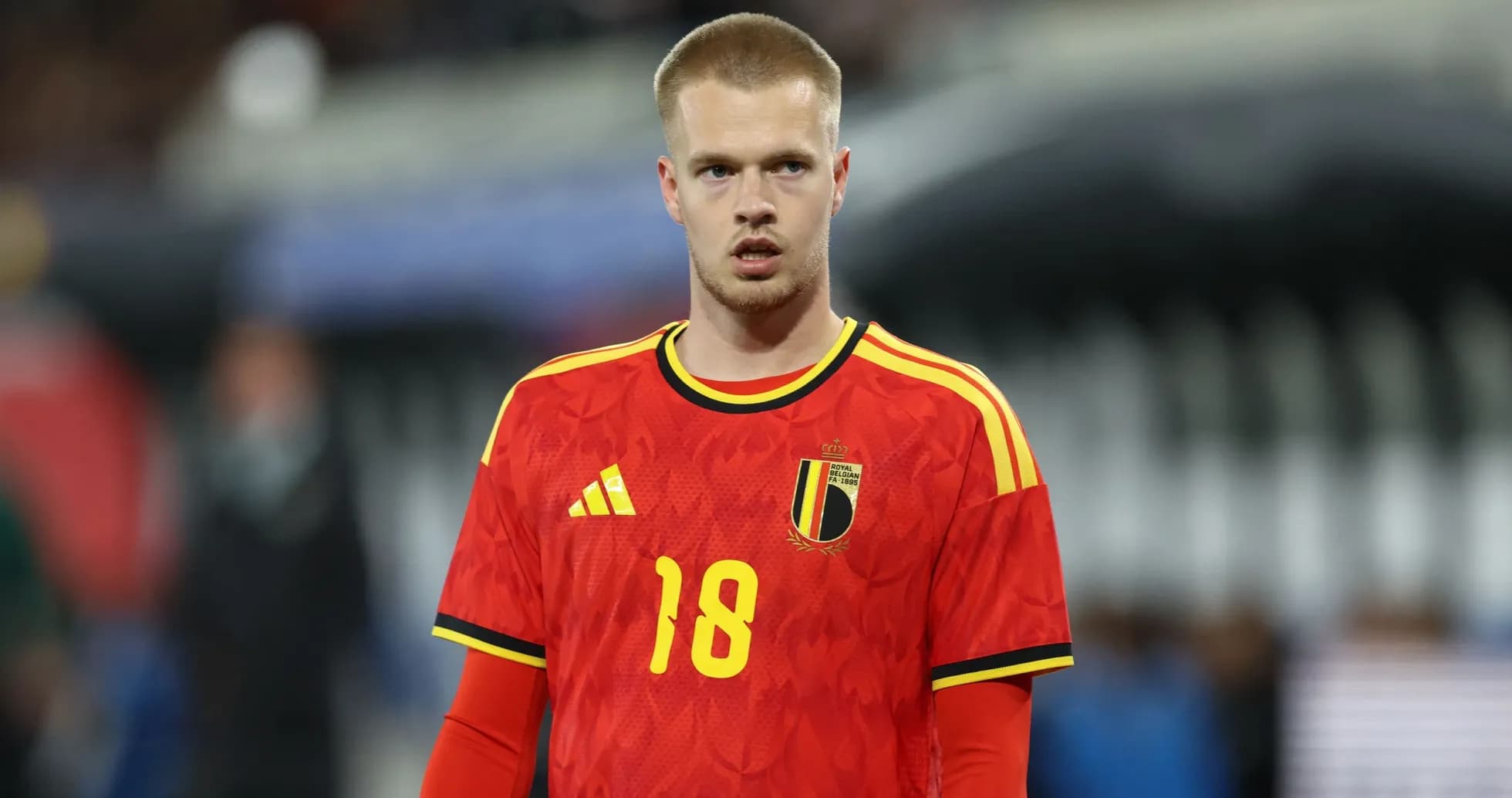 Jugador de Bélgica con camiseta roja durante partido