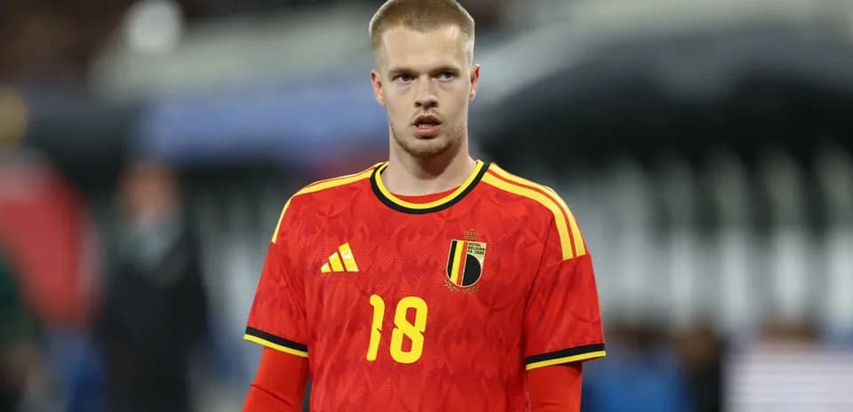 Jugador de Bélgica con camiseta roja durante partido