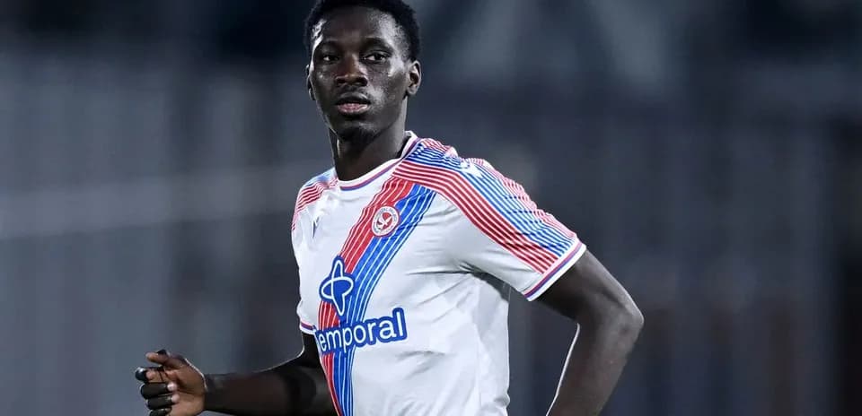 Jugador corriendo con camiseta blanca y detalles rojos