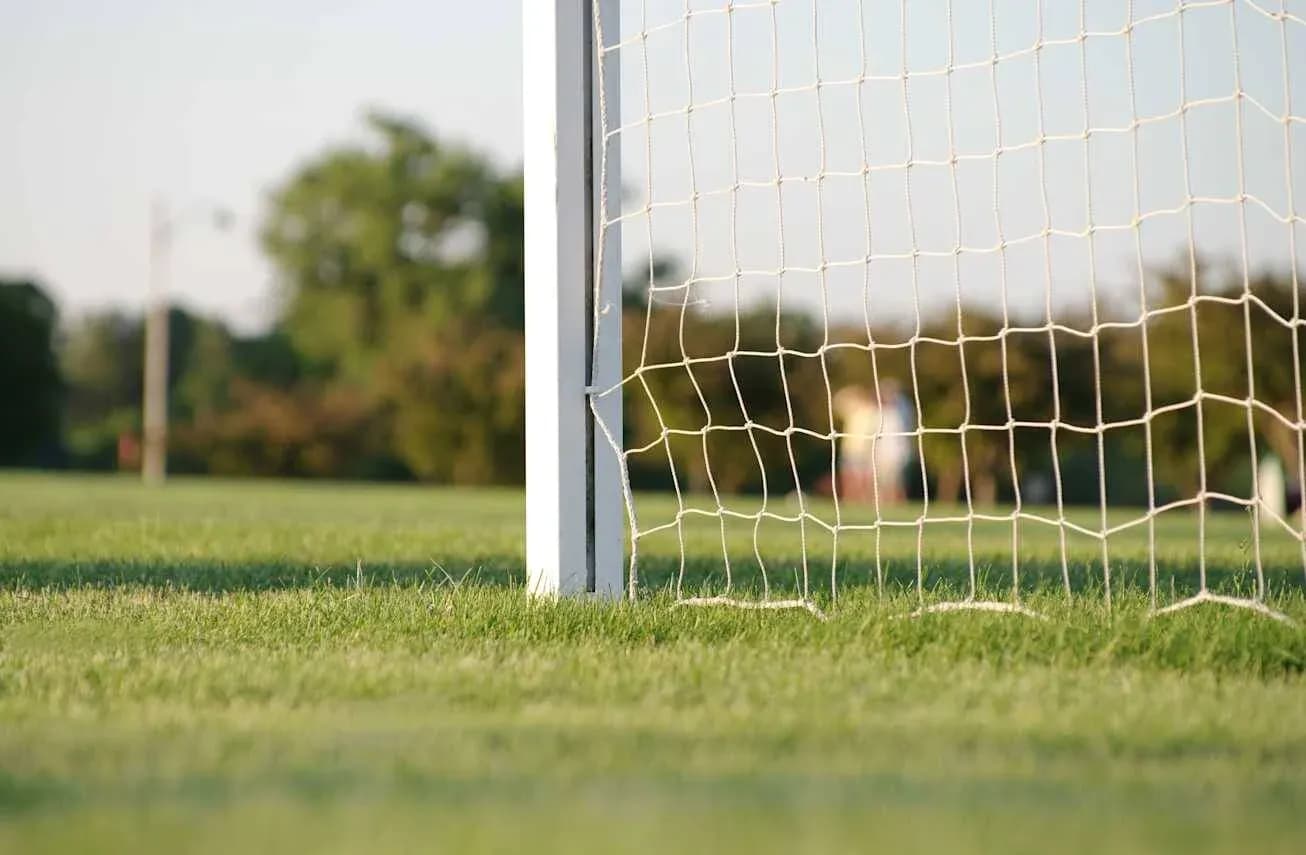 Red de un arco de fútbol en un campo