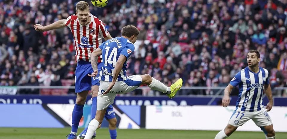Jugador de Alavés intentando despejar el balón
