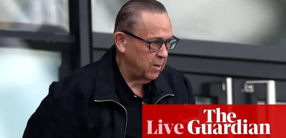 Hombre saliendo de un edificio con gafas y chaqueta