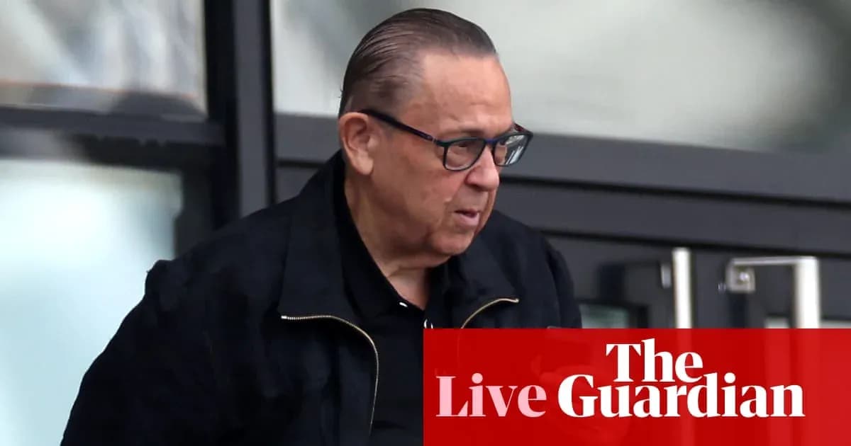 Hombre saliendo de un edificio con gafas y chaqueta