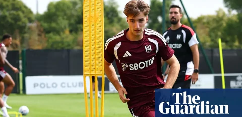 Jugador de Fulham corriendo en sesión de entrenamiento