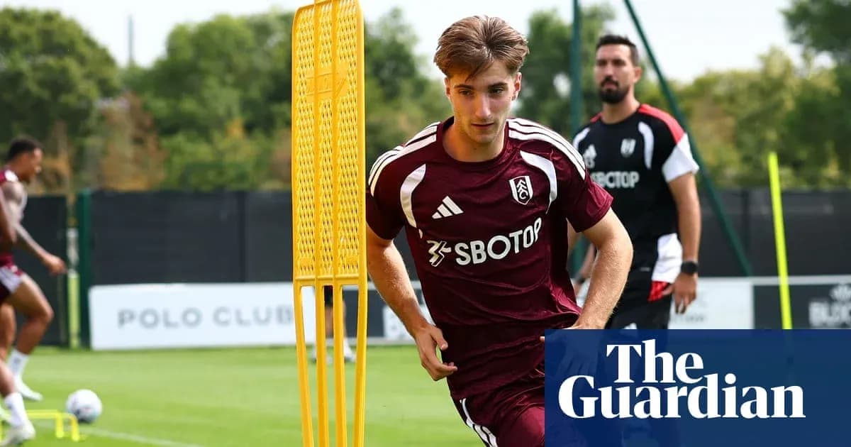 Jugador de Fulham corriendo en sesión de entrenamiento