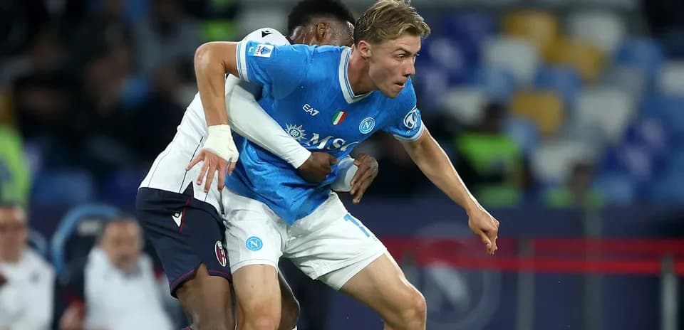 Jugador de Napoli siendo agarrado por oponente