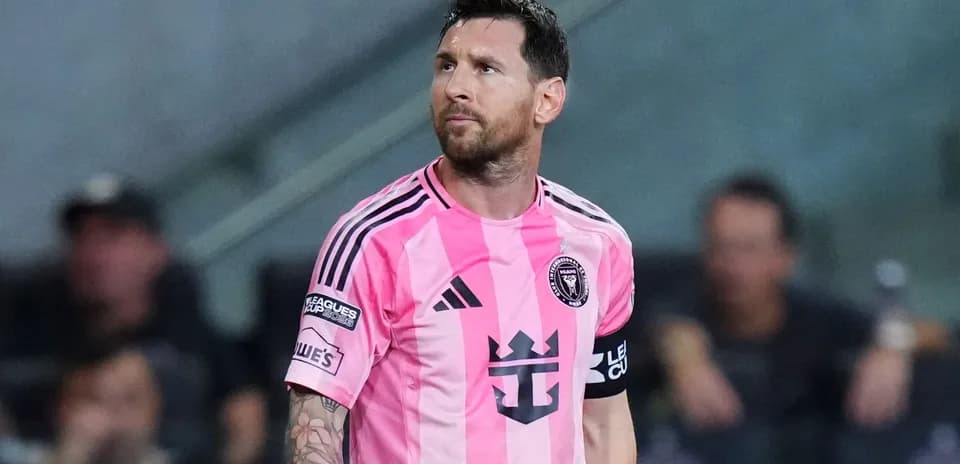 Lionel Messi en camiseta rosa durante el partido