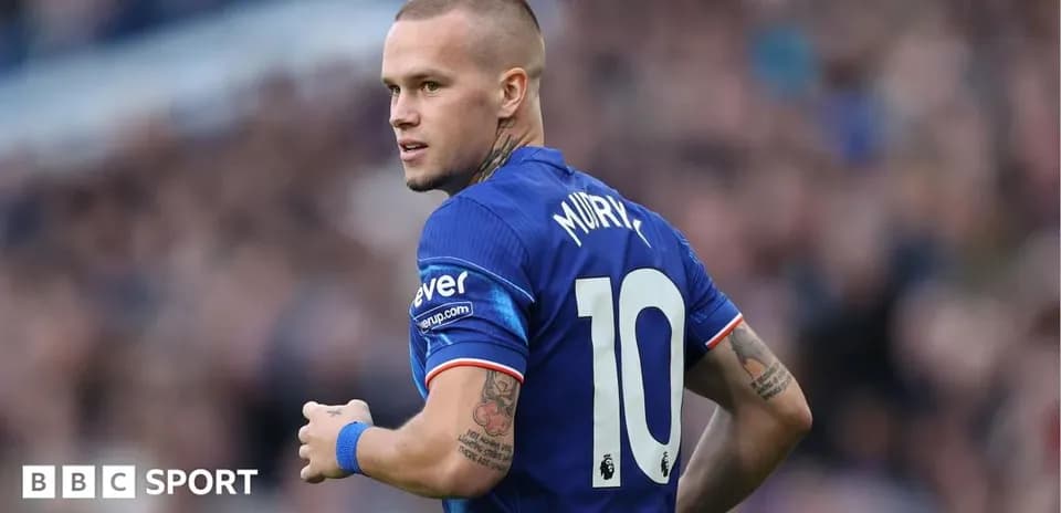 Jugador con camiseta número 10 mirando hacia atrás