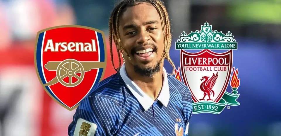 Jugador sonriendo con logos de Arsenal y Liverpool