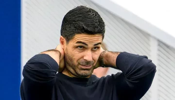 Entrenador con las manos en la cabeza durante entrenamiento