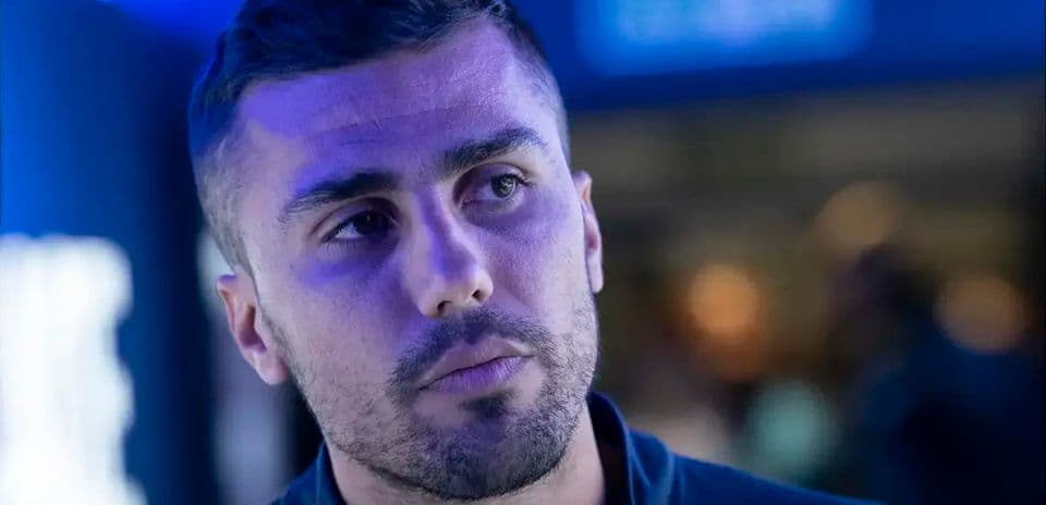 Jugador en primer plano con iluminación azul